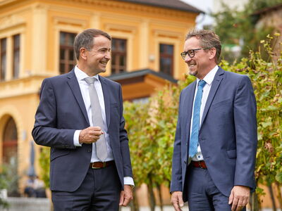 /assets/images/j/werbungaminn-imagefotografie-raiffeisenbank-schaerding-17-cjv4hsk6em569sa.jpg
