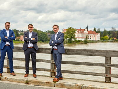 /assets/images/r/werbungaminn-imagefotografie-raiffeisenbank-schaerding-21-h00n2hbatgcr6gj.jpg
