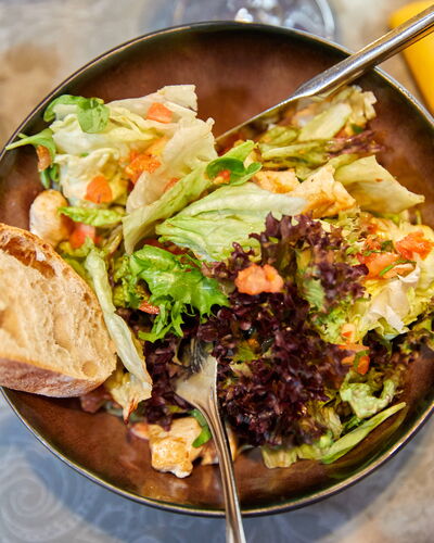 /assets/images/y/gastronomiefotografie-schaerding-barista-cafe-salat-02-cbeytxs5pp8mdwk.jpg